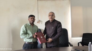 Photo of ડાંગ જિલ્લાના પ્રો. ઉમેશ હડસ ને અર્થશાસ્ત્ર વિષયમાં પી.એચ.ડી. ની પદવી એનાયત થઇ: