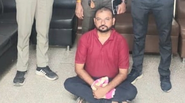 Photo of પ્રોહીબીશનના ત્રણ ગુનામાં નાસતા ફરતા આરોપીને ઝડપી પાડતી એલ.સી.બી. ટીમ નર્મદા: