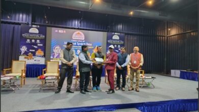 Photo of આહવા પીએમશ્રી એકલવ્ય મોડેલ રેસિડેન્શિયલ શાળાના વિદ્યાર્થીએ અમદાવાદ ખાતે યોજાયેલ વિજ્ઞાન પ્રદર્શનમાં તૃત્રીય ક્રમાંક મેળવ્યો: