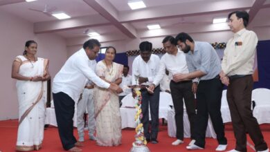 Photo of નાયબ મુખ્ય દંડક વિજયભાઈ પટેલની પ્રેરક ઉપસ્થિતમાં આદિવાસી સાંસ્કૃતિક ભવન, આહવા ખાતે લાભાર્થીઓને ટુલ કીટ વિતરણ કાર્યક્રમ યોજાયો: