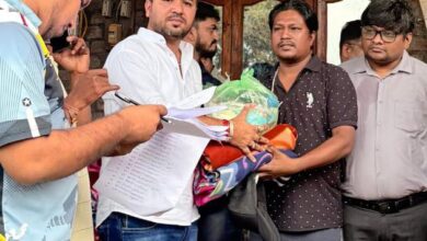 Photo of સિણધઈ ગામે સહાયકીટ વિતરણ કરતા તાપી જિલ્લાના બિલ્ડર્સ બથવાર બ્રધર્સ  