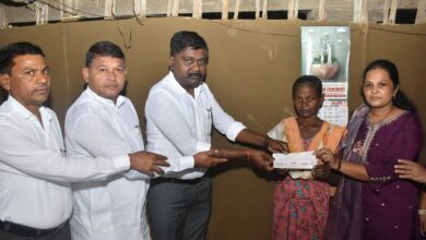 Photo of ડાંગના કાકરદા ગામના મૃતકના વારસદારને રૂ. ૪ લાખની સહાયનો ચેક અર્પણ: