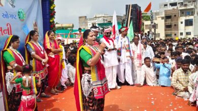 Photo of ડેડીયાપાડામાં વિશ્વ આદિવાસી દિને જનસૈલાબ: પરંપરાગત વેશભૂષા, ઢોલ-કાંસા અને તીર-કમાન સાથે ગુંજી ઉઠ્યું ડેડીયાપાડા